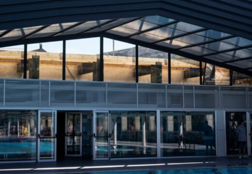 Abertas ao público as piscinas do Multiúsos Fontes do Sar tras a instalación da nova cuberta telescópica
